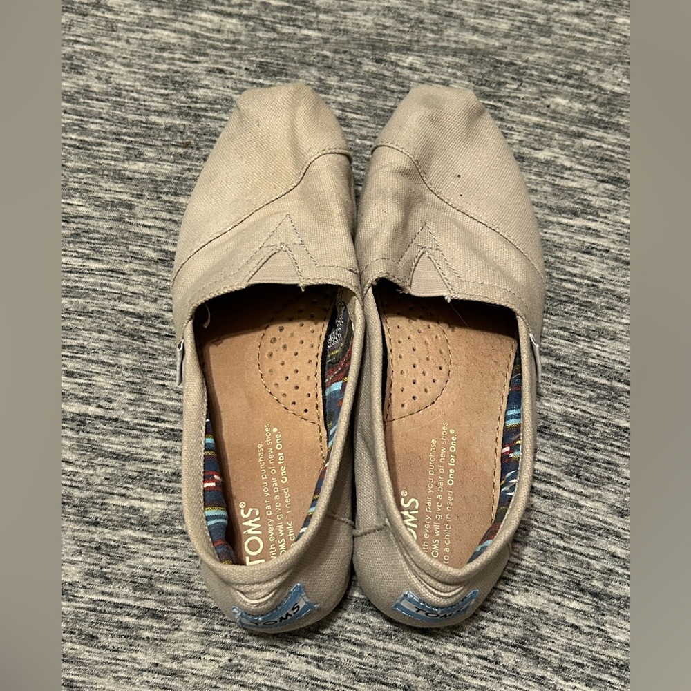 Toms Light Grey Slip Ons Size 6.5 Ladies - Picture 3 of 5